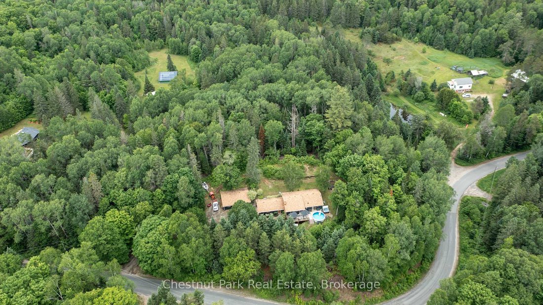 Huntsville, Ontario, Canada 5 - 18220880