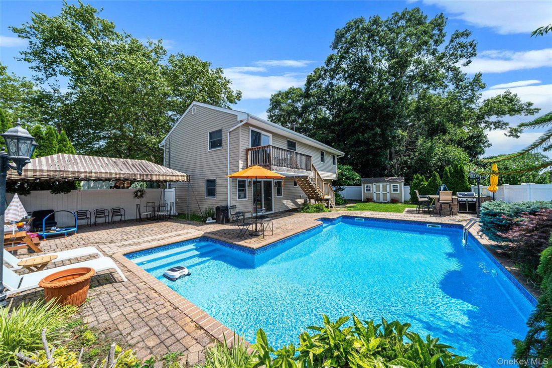 House in Commack, New York, United States 1 - 18440599
