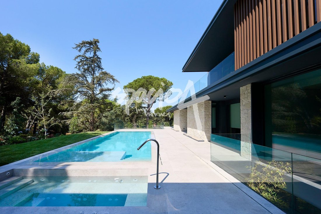 Chalet in Boadilla del Monte, Comunidad de Madrid, Spain 1 - 18439202