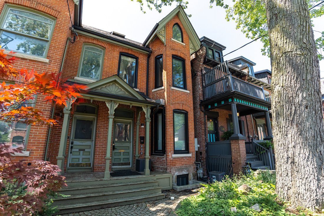 Townhouse in Toronto, Ontario, Canada 2 - 18435560