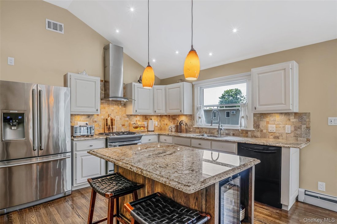 House in Commack, New York, United States 5 - 18440599