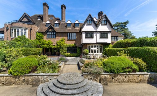 Haus in Brooklands, Elmbridge, England 1