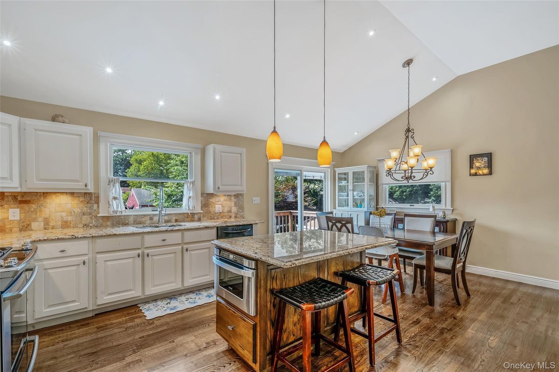House in Commack, New York, United States 4 - 18440599
