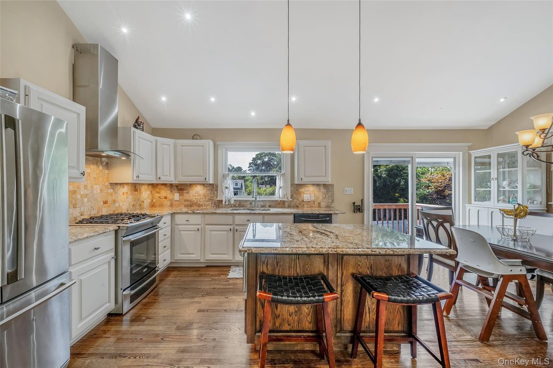 House in Commack, New York, United States 3 - 18440599