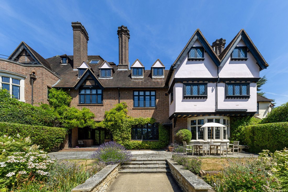 House in Brooklands, Elmbridge, England 2 - 17049699