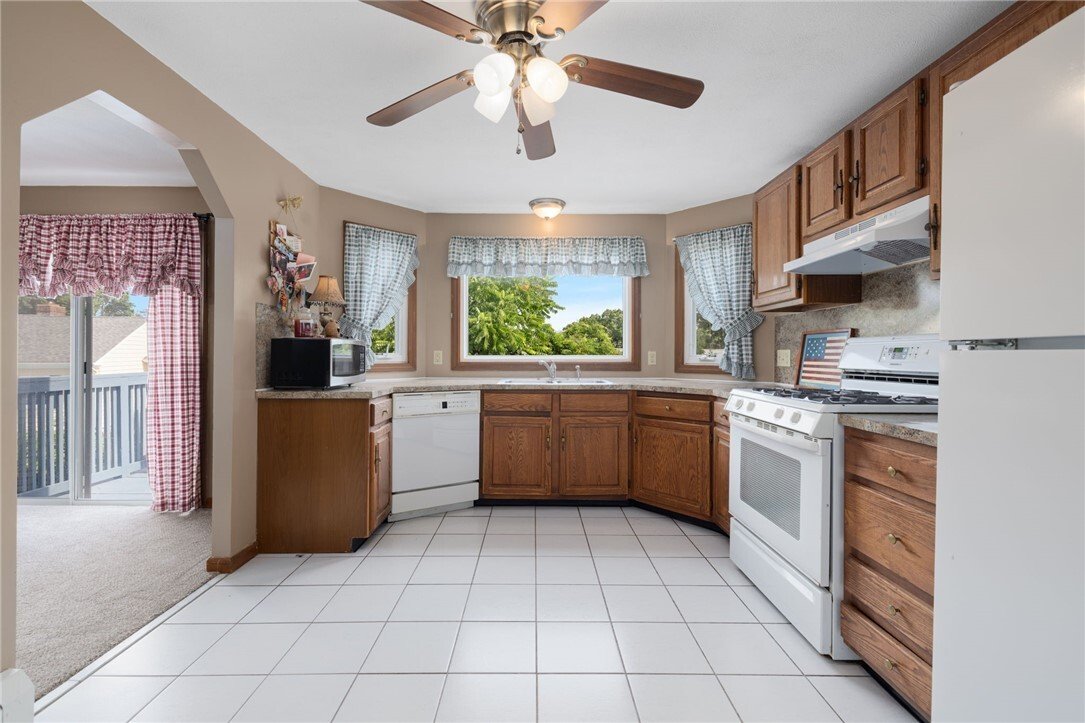 House in West Warwick, Rhode Island, United States 3 - 18439040