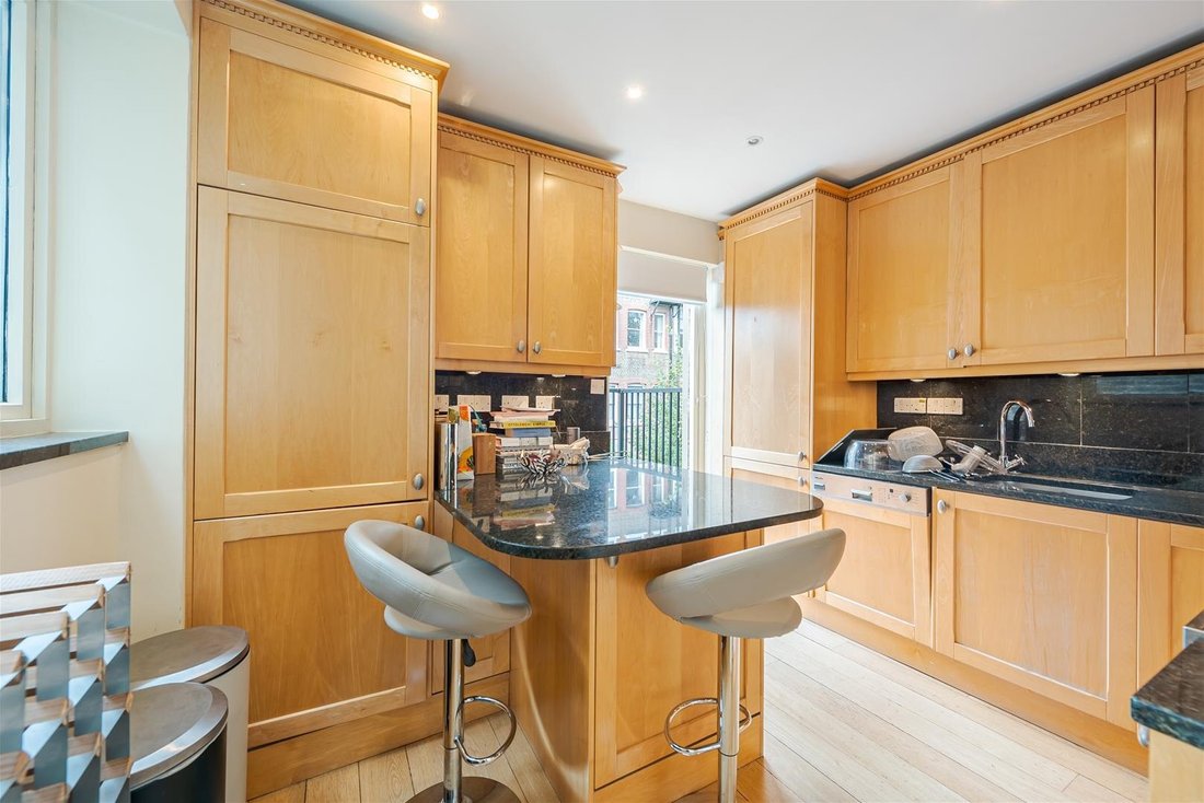 Apartment in Earls Court, Kensington And Chelsea, England 2 - 18436235