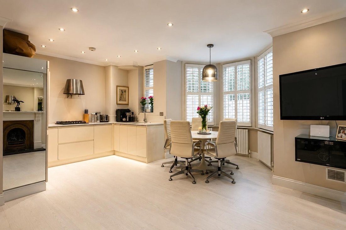Apartment in Earls Court, Kensington And Chelsea, England 2 - 18436248