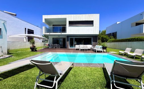 Townhouse in Santo Antonio da Charneca, Setubal, Portugal 1