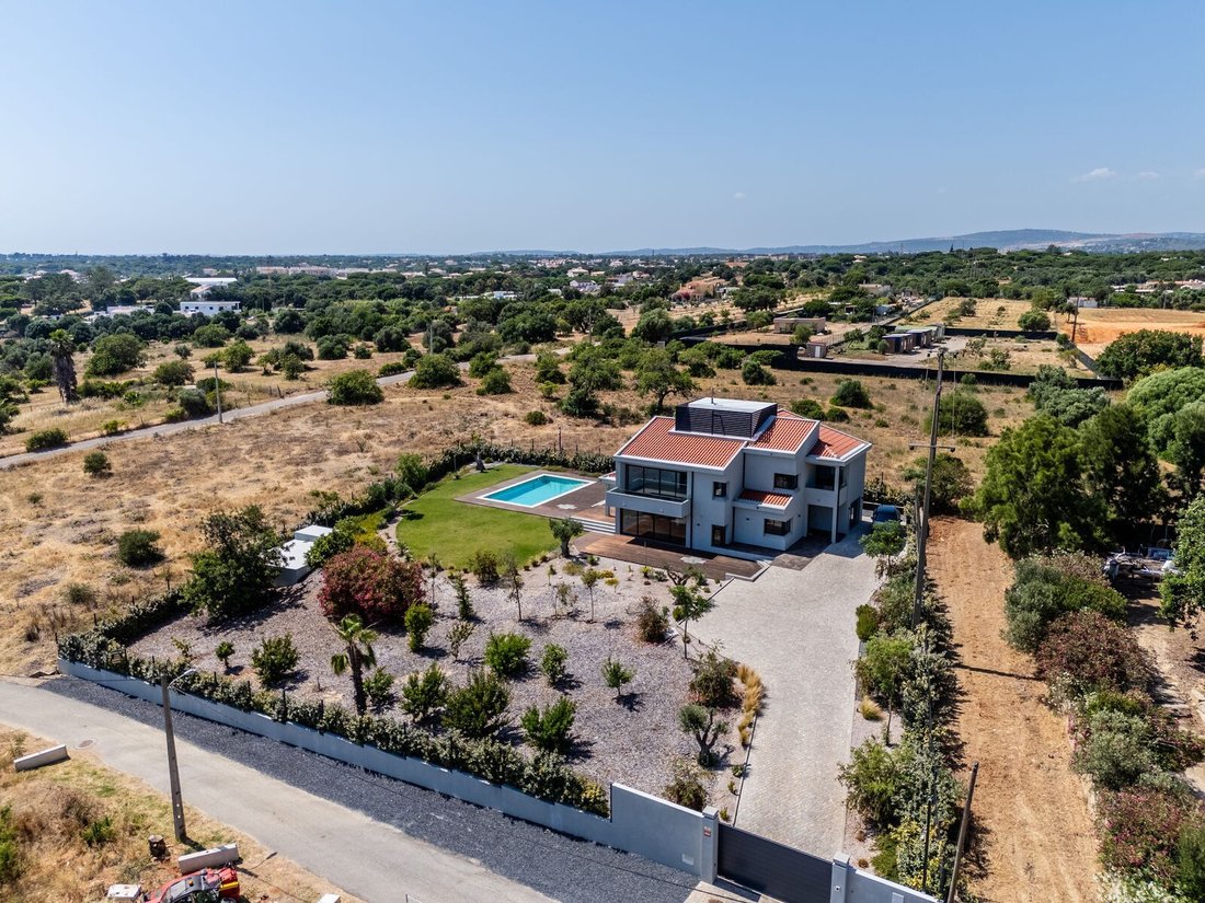 Villa in Quarteira, Algarve, Portugal 2 - 18436723