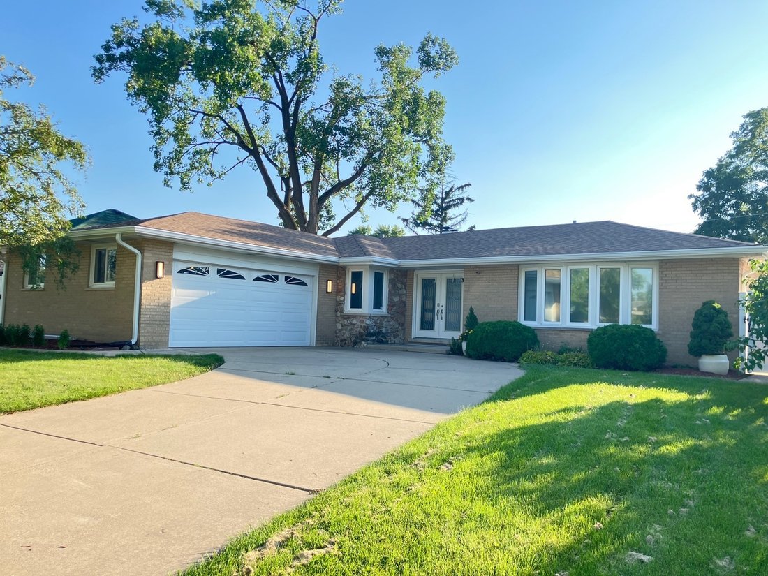 House in Hickory Hills, Illinois, United States 1 - 18350073