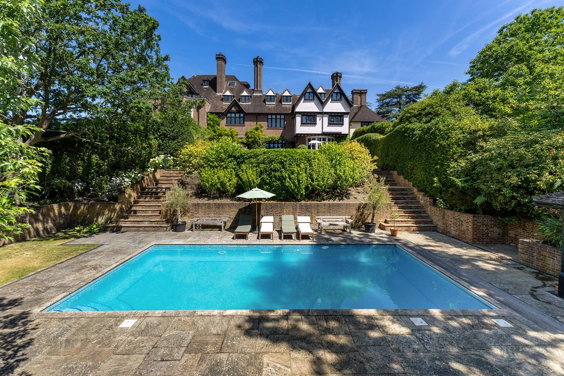 House in Brooklands, Elmbridge, England 1 - 17049699