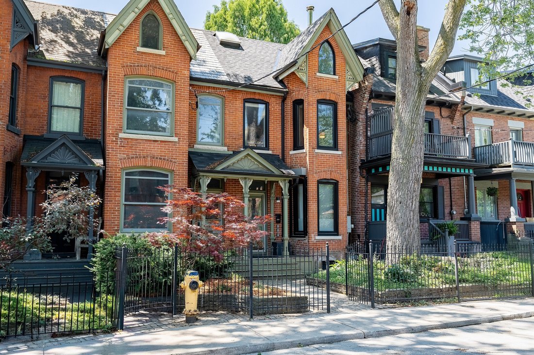 Townhouse in Toronto, Ontario, Canada 1 - 18435560