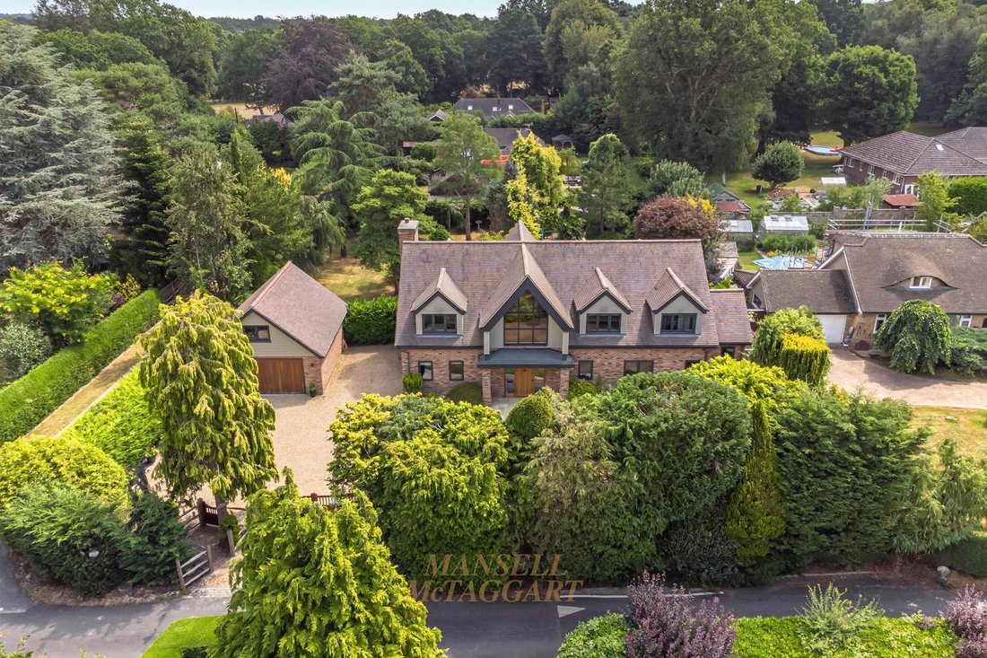 House in Crawley Down, England 1 - 18437875