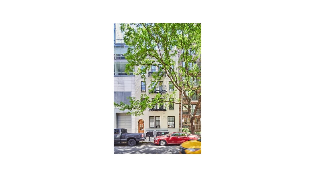 New York, New York, United States 5 - 18440611