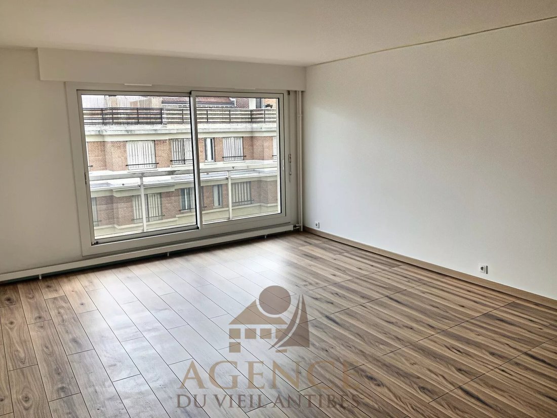 Apartment in Perouses, Paris, Ile-de-France 2 - 18437010