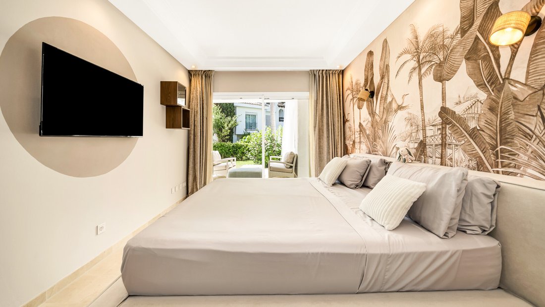 Apartment in Puerto Banus, Marbella, Spain 5 - 18439278