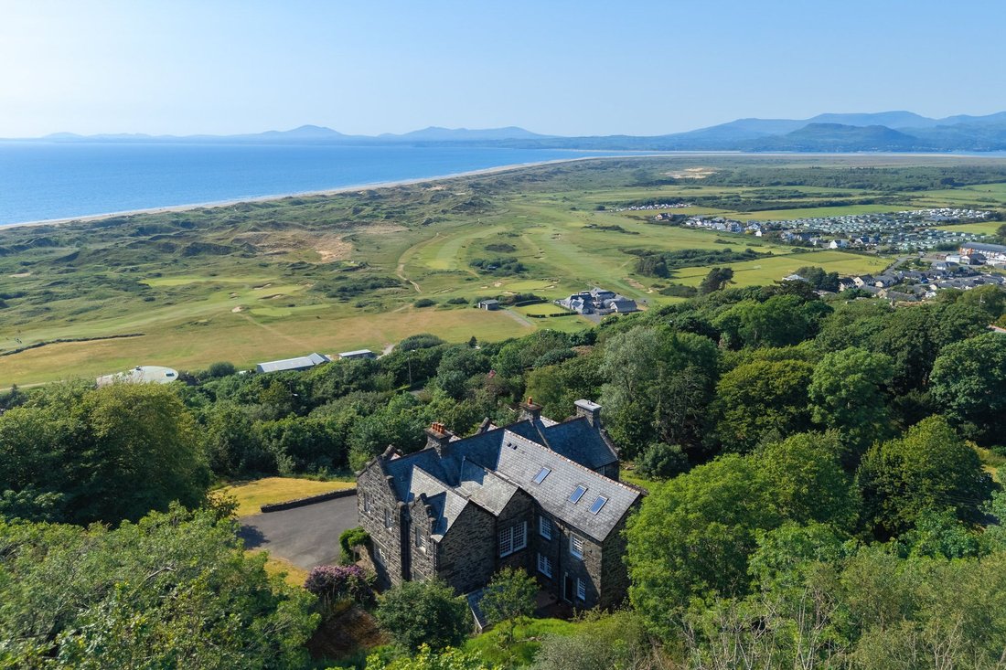 House in Harlech, Wales 2 - 18442844