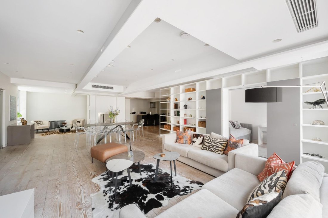 Apartment in Chinatown, Soho, England 2 - 18436253