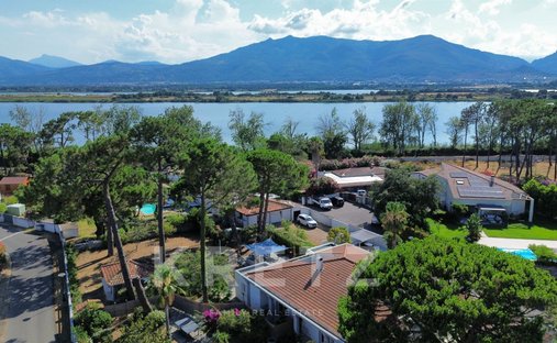 Villa a Est, Borgo, Francia 1