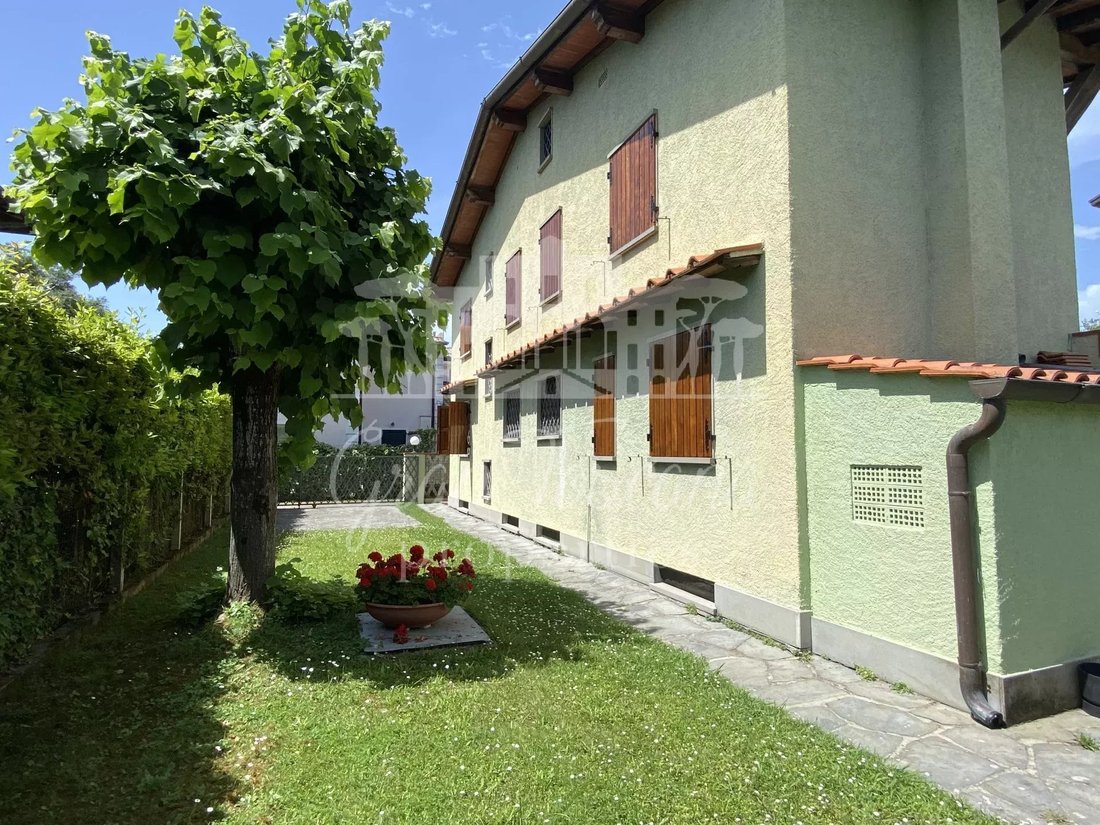 House in Center, Forte dei Marmi, Tuscany 2 - 18438200
