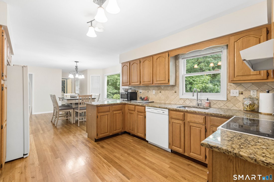 House in Shelton, Connecticut, United States 4 - 18436554
