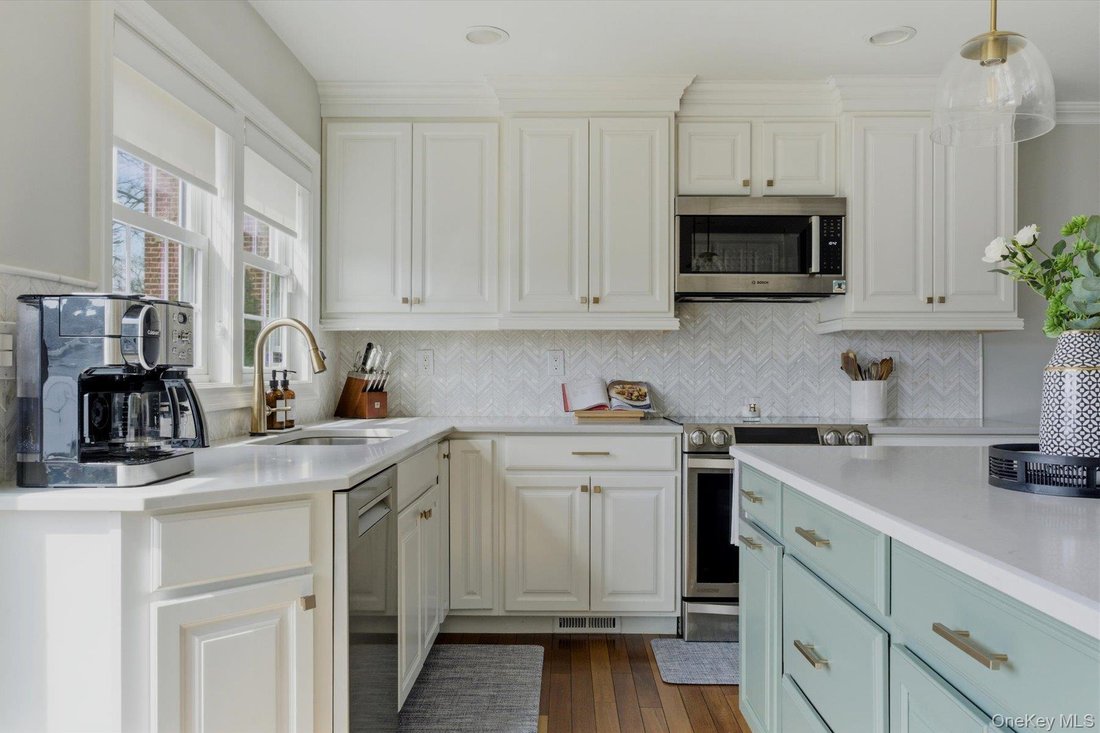 House in Massapequa, New York, United States 3 - 18440909