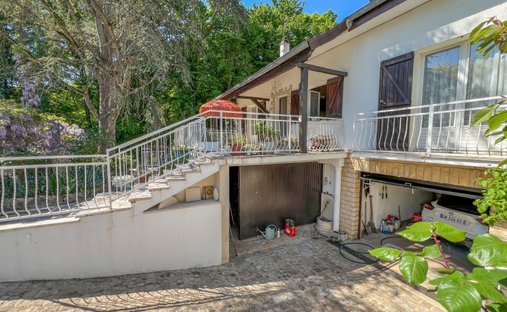 House in Le Mesnil-Saint-Denis, Ile-de-France, France 1