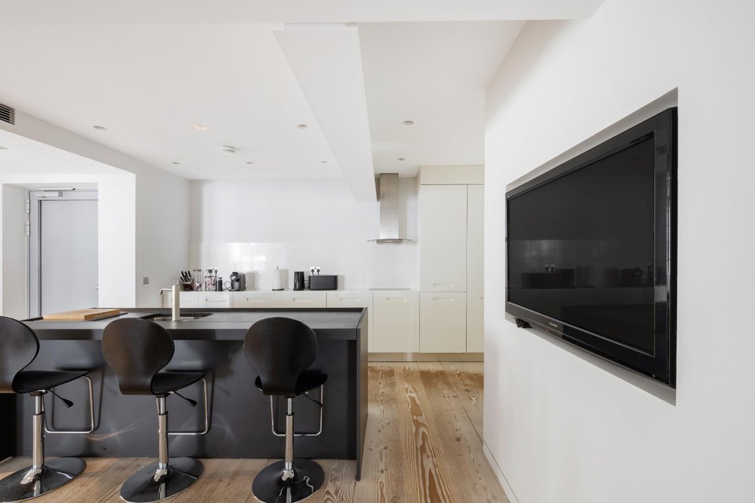 Apartment in Chinatown, Soho, England 3 - 18436253