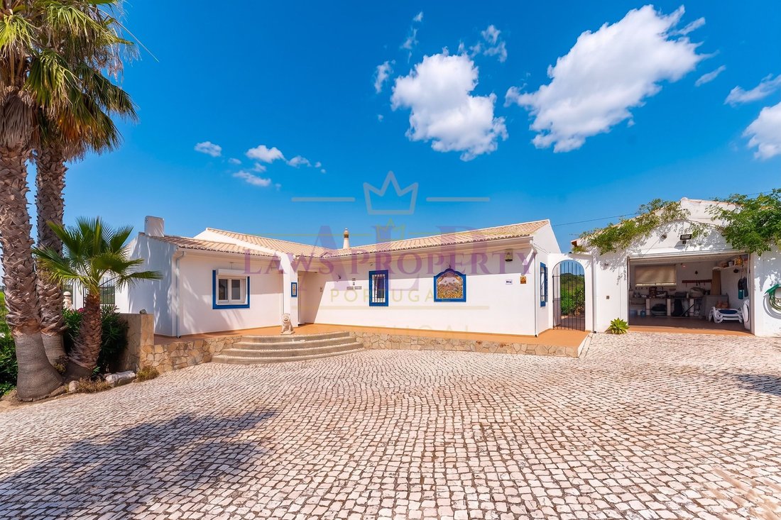 Villa in Bensafrim e Barao de Sao Joao, Algarve, Portugal 1 - 18437925