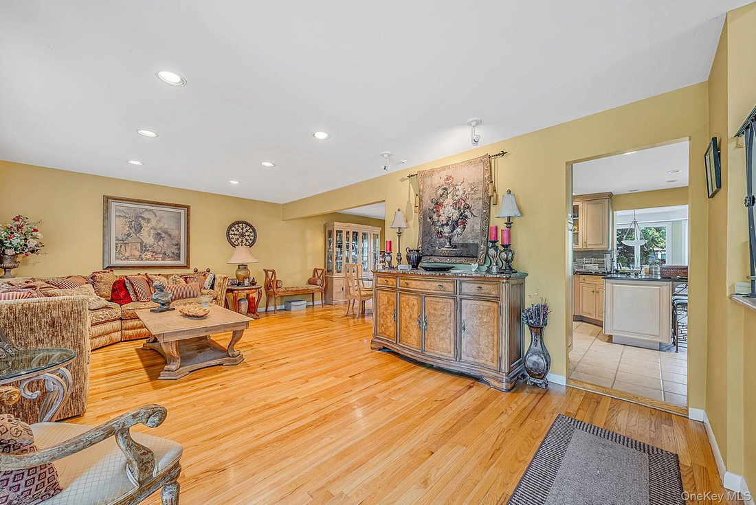 House in Merrick, New York, United States 2 - 18440437