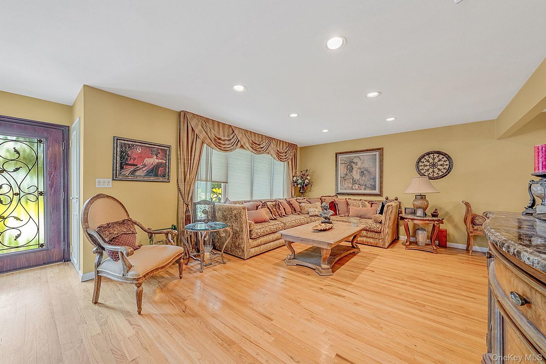 House in Merrick, New York, United States 3 - 18440437