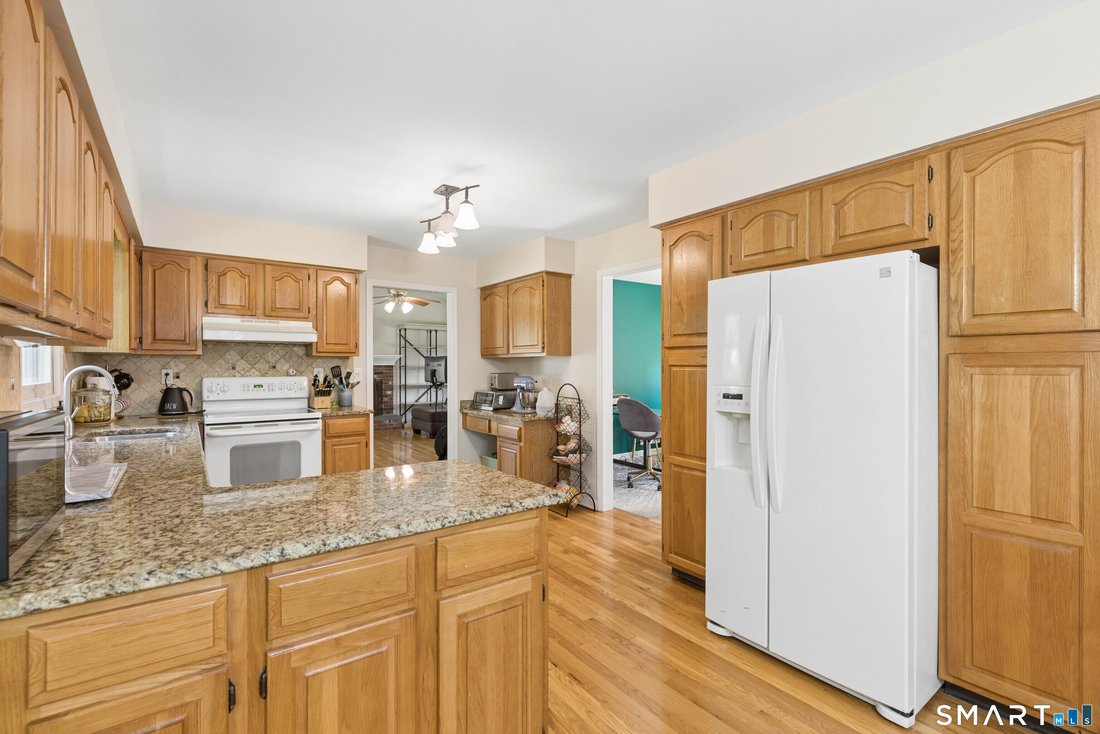 House in Shelton, Connecticut, United States 5 - 18436554