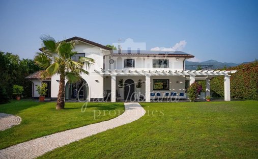 Villa in Pietrasanta, Tuscany, Italy 1