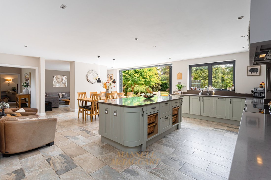 House in Crawley Down, England 3 - 18437875