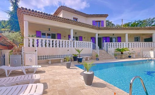 Villa in Saint-Paul-en-Forêt, Provence-Alpes-Côte d'Azur, France 1