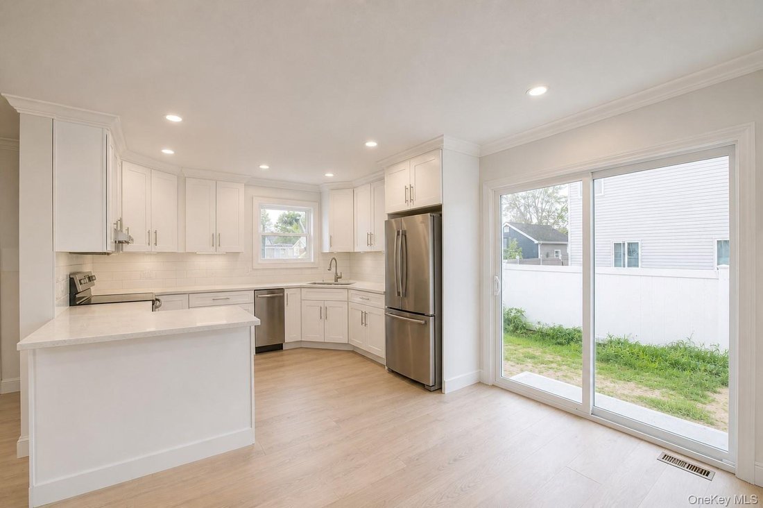 House in Elmont, New York, United States 4 - 18439295
