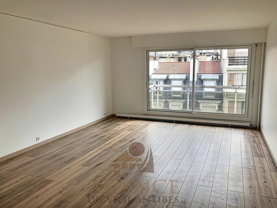 Apartment in Perouses, Paris, Ile-de-France 1 - 18437010