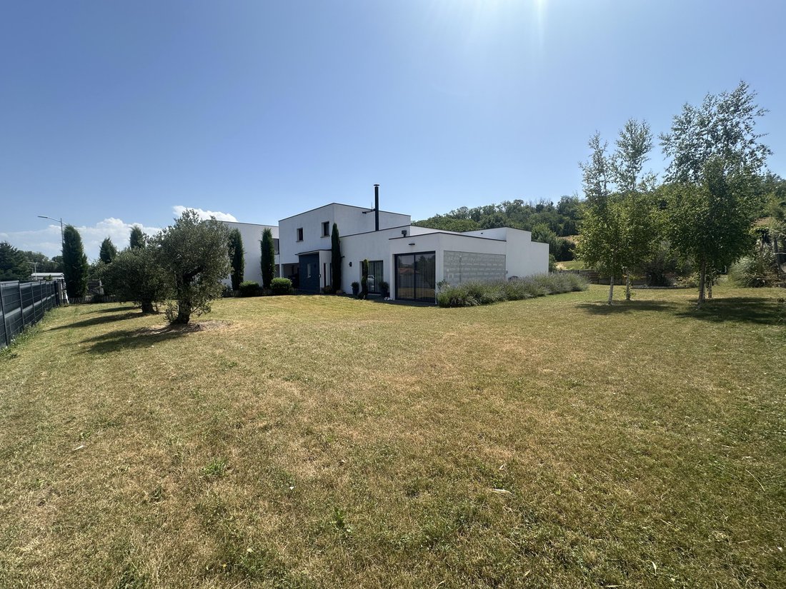 Estate in Orcet, Auvergne-Rhône-Alpes, France 3 - 17917997