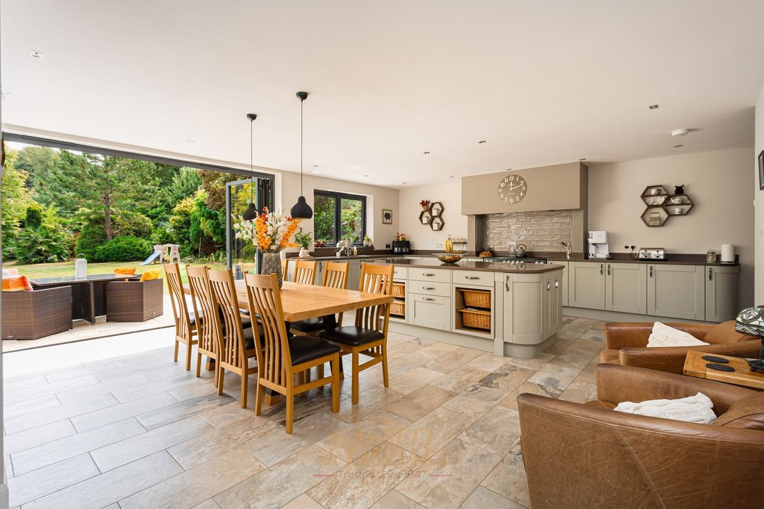 House in Crawley Down, England 2 - 18437875