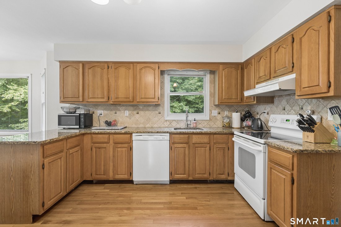 House in Shelton, Connecticut, United States 3 - 18436554