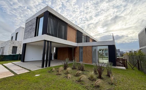 House in Tigre, Buenos Aires Province, Argentina 1