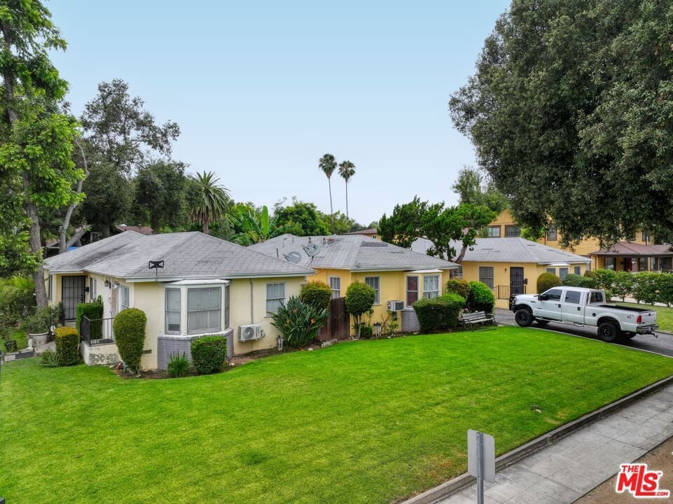 Altadena, California, United States 1 - 18439203