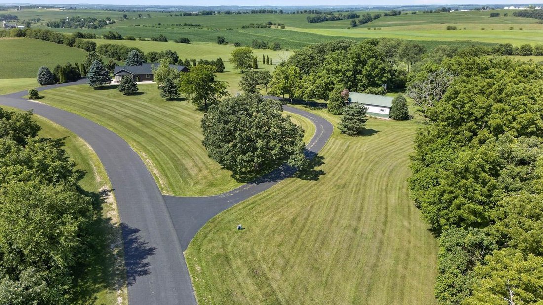 House in Montrose, Wisconsin, United States 2 - 18436606