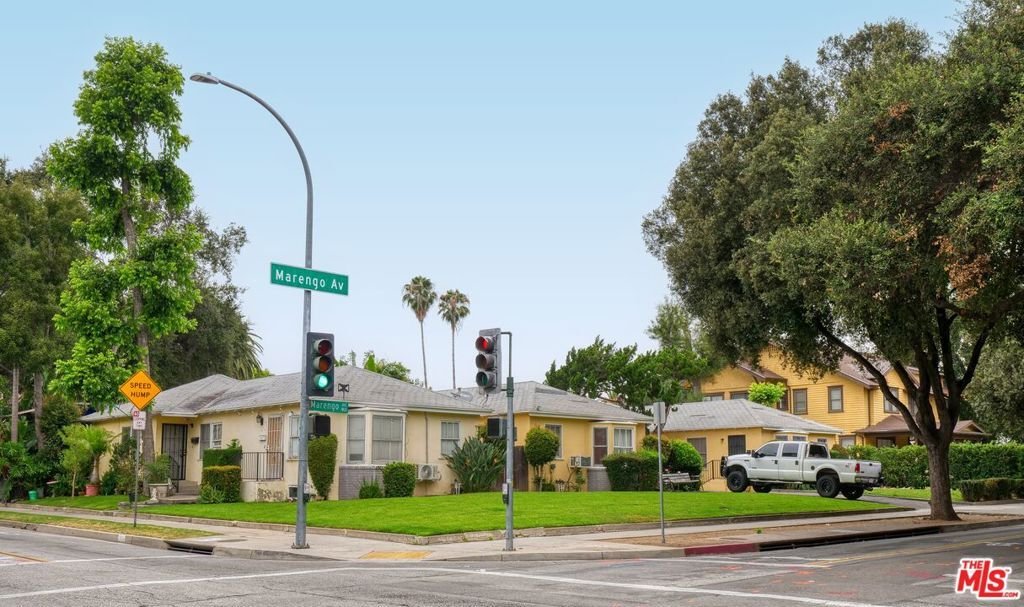 Altadena, California, United States 2 - 18439203