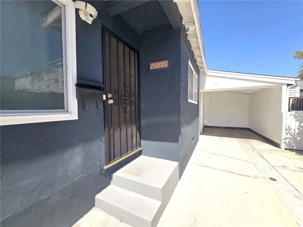 Lawndale, California, United States 3 - 18442969