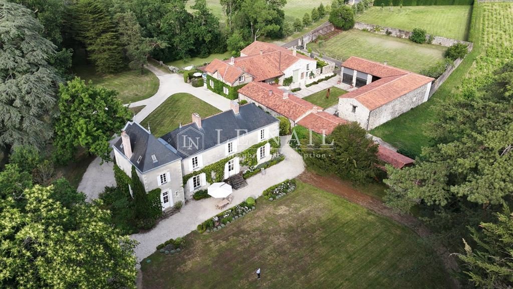 Estate in Rive Gauche de la Sèvre, Clisson, France 1 - 17991992
