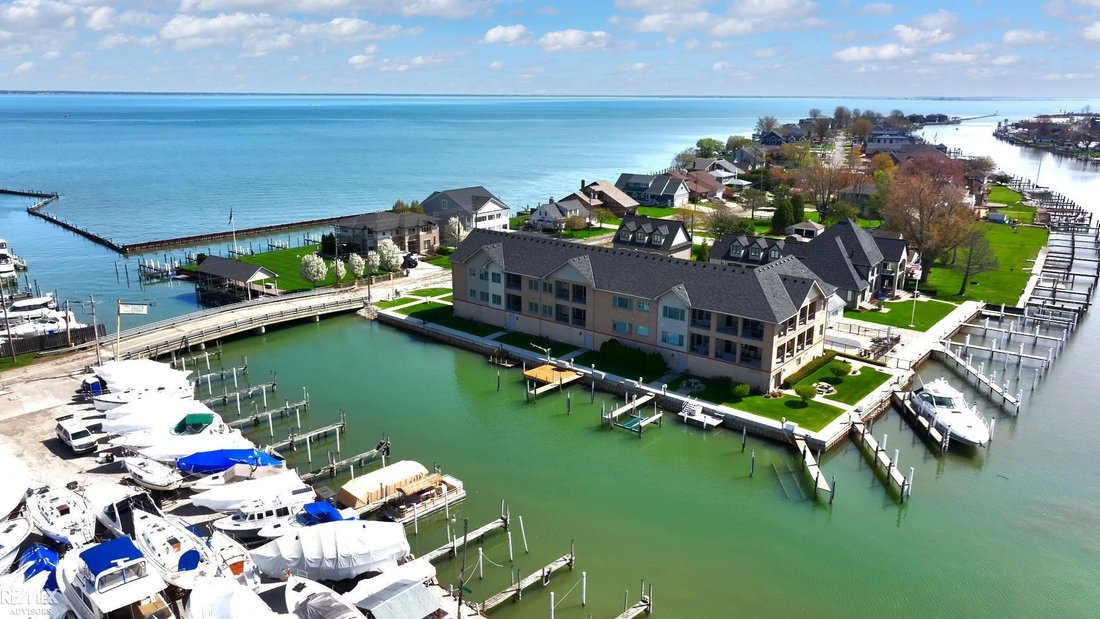 Condo in Mount Clemens, Michigan, United States 3 - 18436707