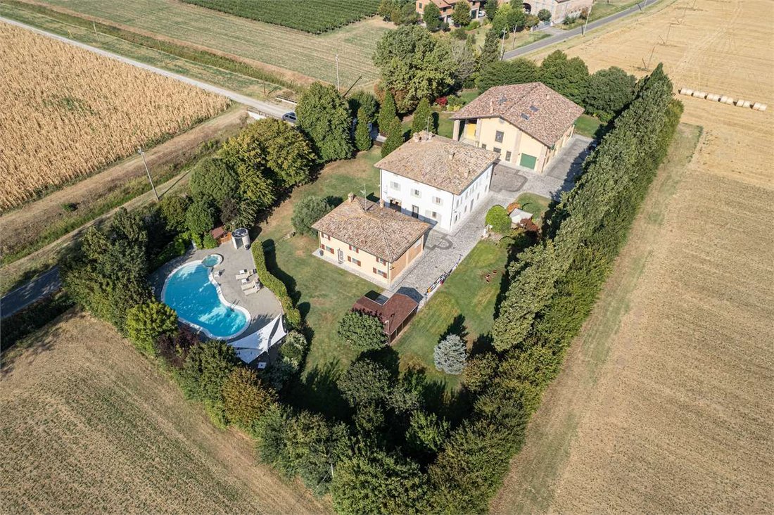 Villa in Modena, Emilia-Romagna, Italy 1 - 18439050