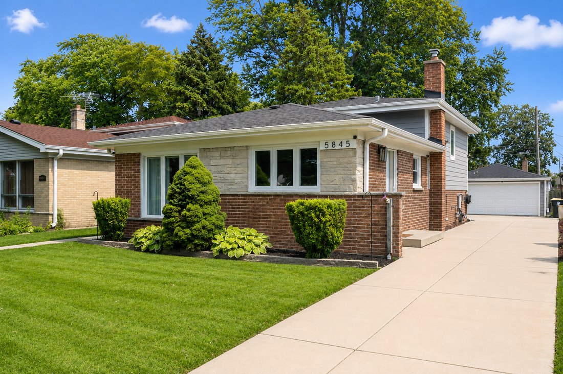 House in Morton Grove, Illinois, United States 1 - 18440126